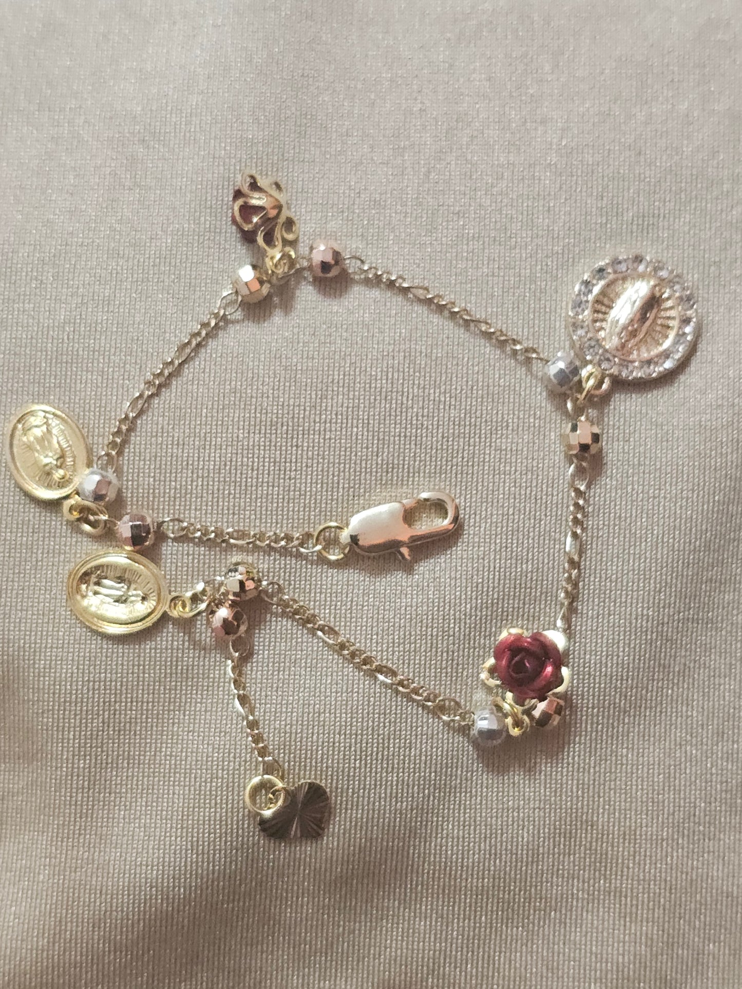 PULSERA ENCANTO DE MUJER 8" CON MEDALLA VIRGEN DE GUADALUPE BAñADA EN ORO DE 14K 202400