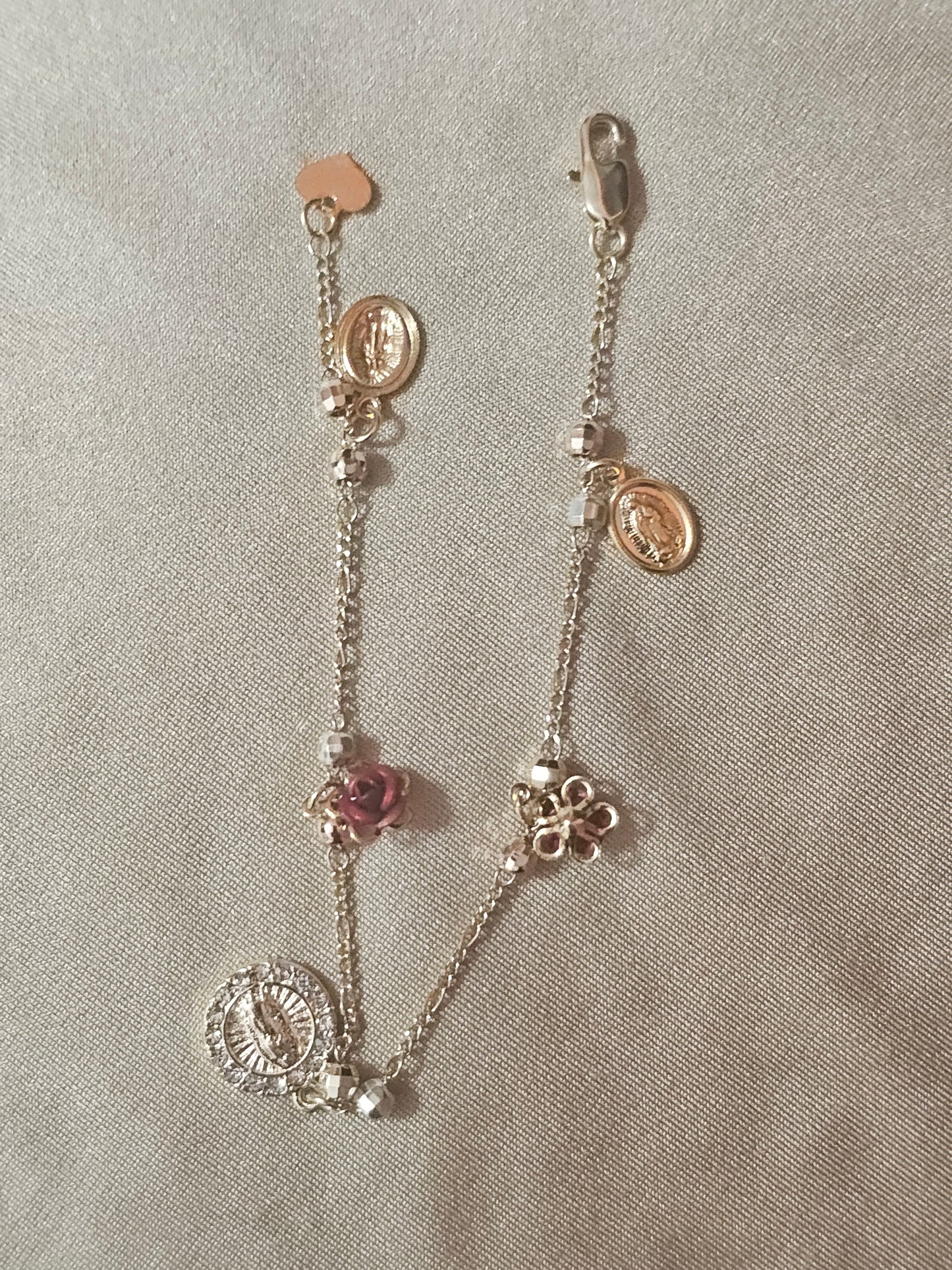 PULSERA ENCANTO DE MUJER 8" CON MEDALLA VIRGEN DE GUADALUPE BAñADA EN ORO DE 14K 202400