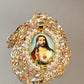 colgante ovalado del Sagrado Corazón de Jesús cuenta con perlas sintéticas y una cadena tricolor