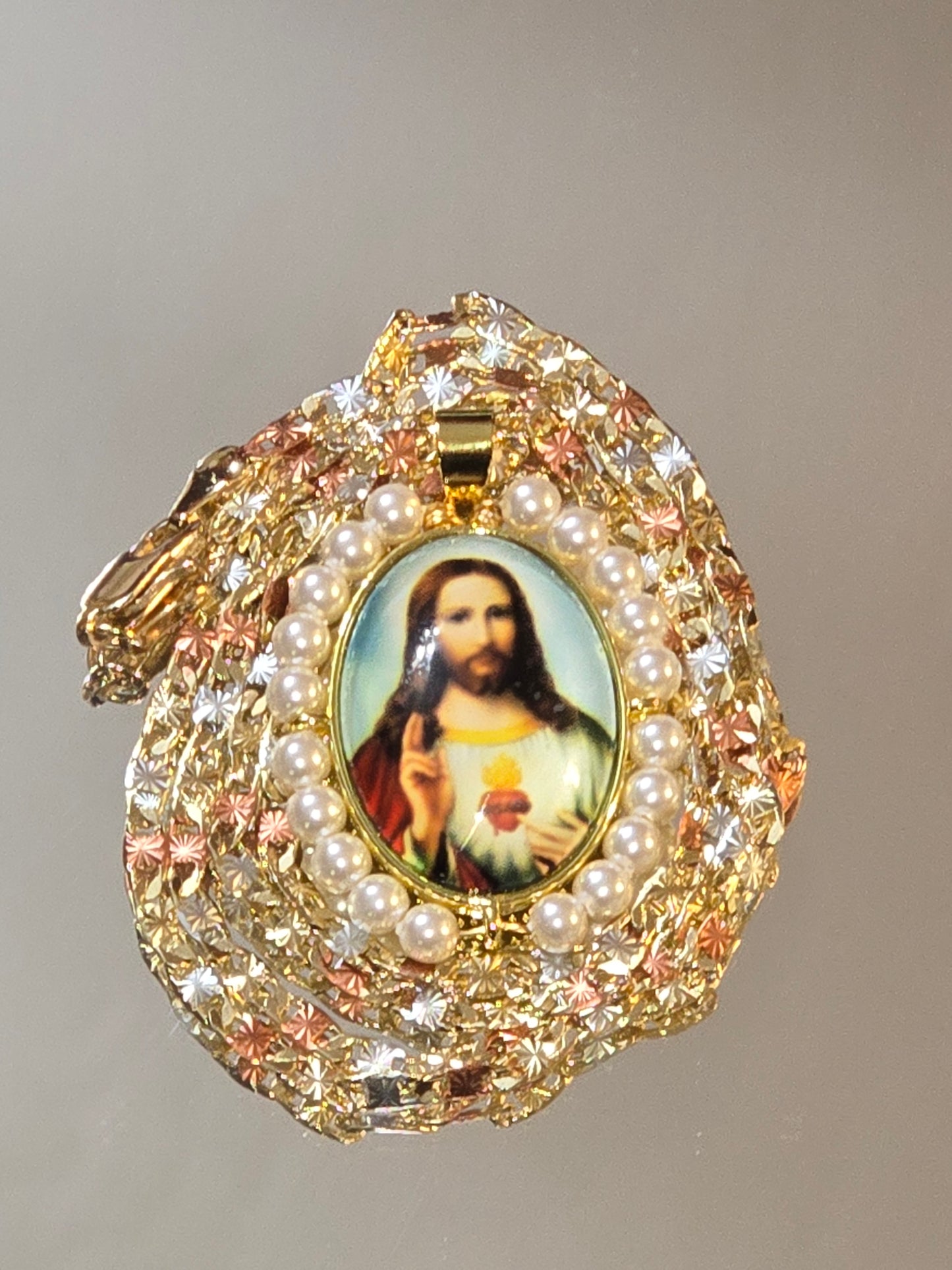colgante ovalado del Sagrado Corazón de Jesús cuenta con perlas sintéticas y una cadena tricolor