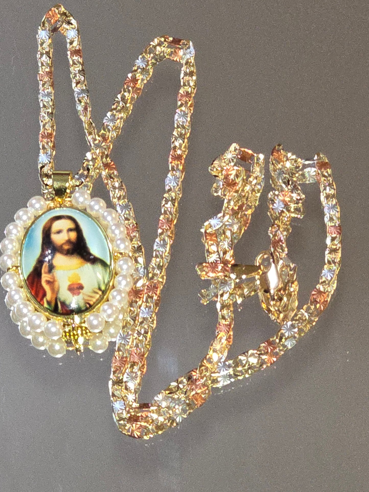 colgante ovalado del Sagrado Corazón de Jesús cuenta con perlas sintéticas y una cadena tricolor