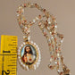 colgante ovalado del Sagrado Corazón de Jesús cuenta con perlas sintéticas y una cadena tricolor