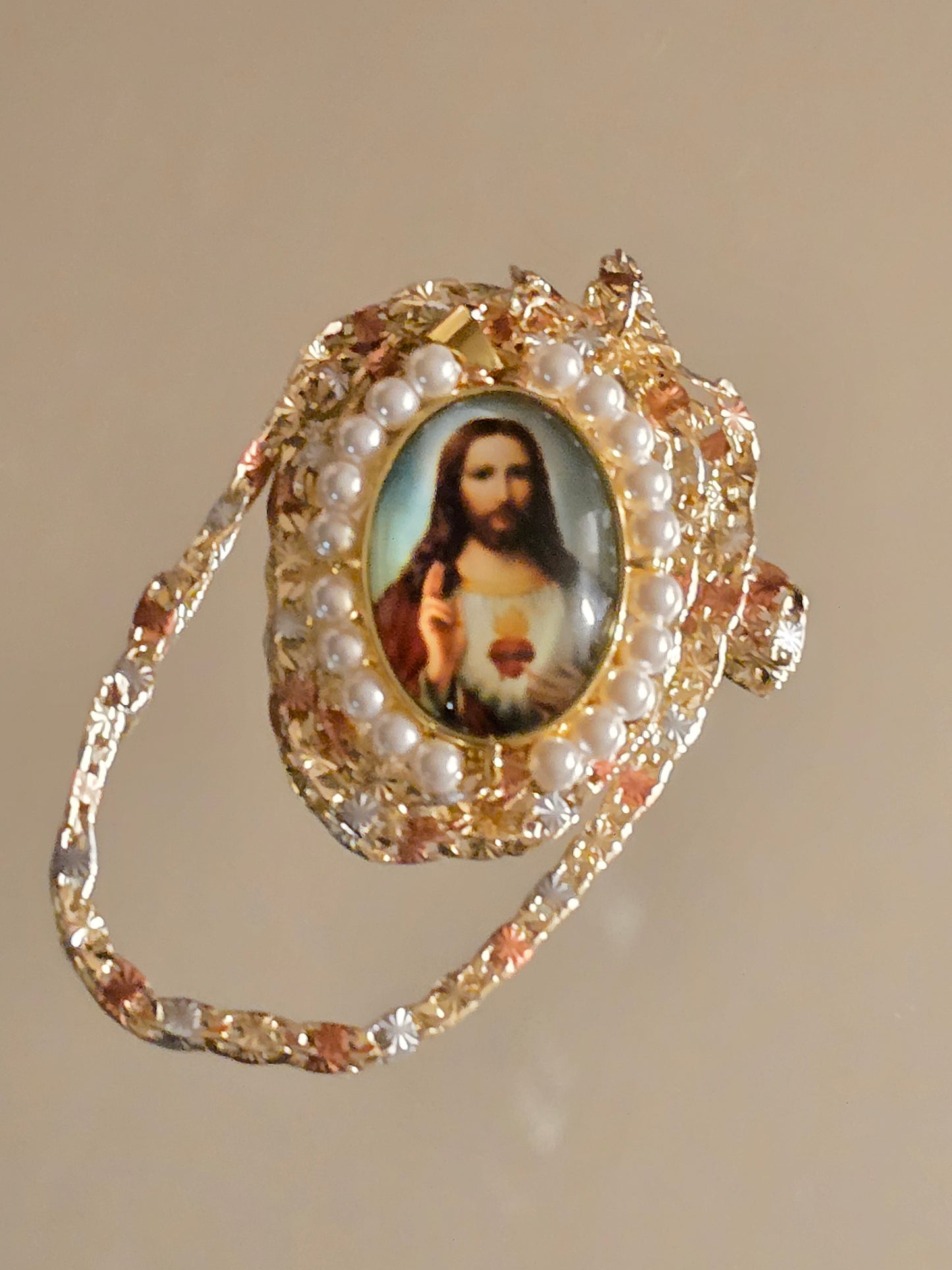 colgante ovalado del Sagrado Corazón de Jesús cuenta con perlas sintéticas y una cadena tricolor