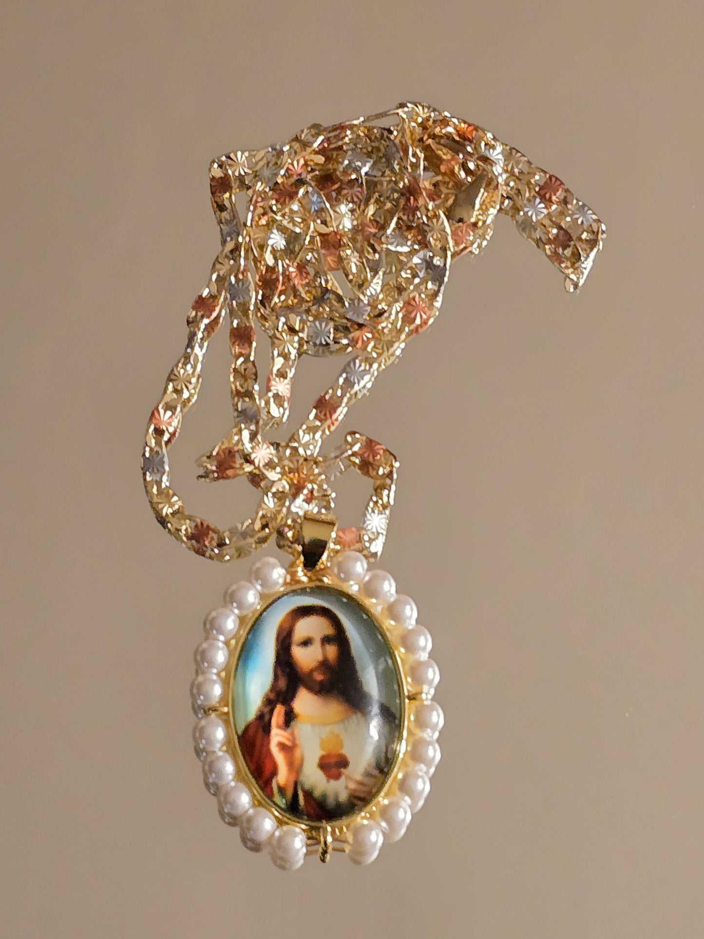 colgante ovalado del Sagrado Corazón de Jesús cuenta con perlas sintéticas y una cadena tricolor