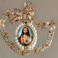 colgante ovalado del Sagrado Corazón de Jesús cuenta con perlas sintéticas y una cadena tricolor