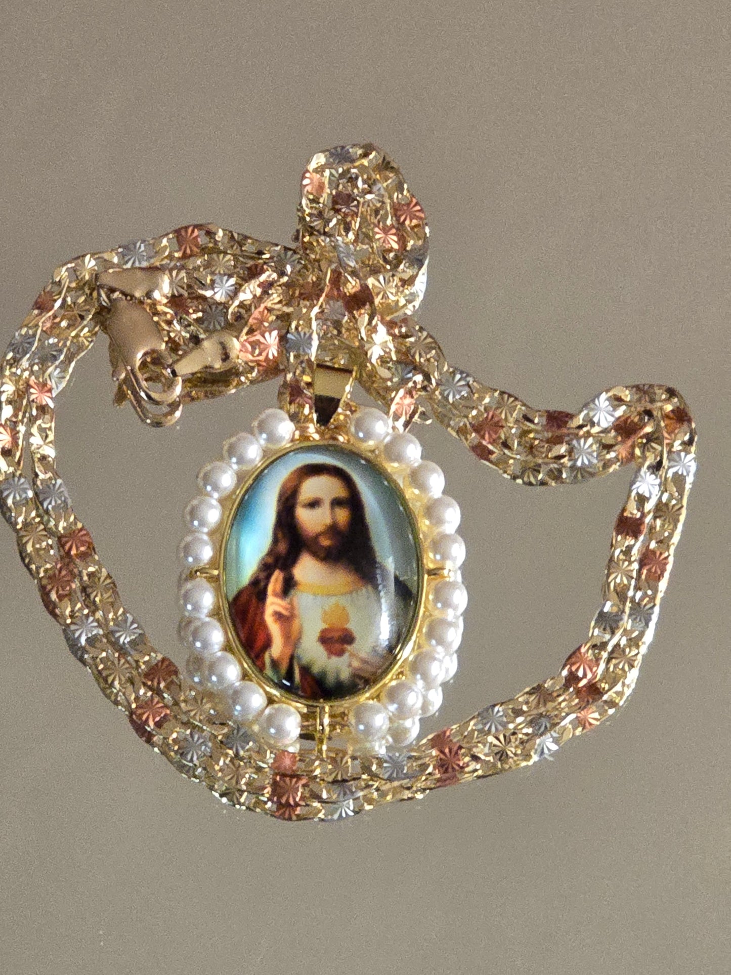 colgante ovalado del Sagrado Corazón de Jesús cuenta con perlas sintéticas y una cadena tricolor
