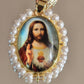 colgante ovalado del Sagrado Corazón de Jesús cuenta con perlas sintéticas y una cadena tricolor