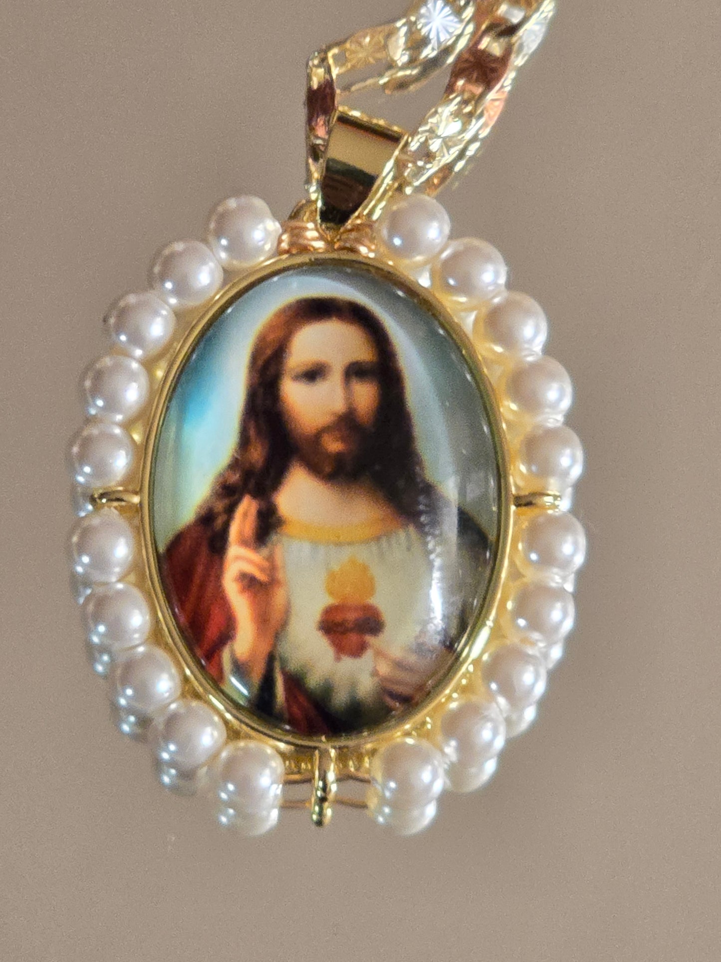 colgante ovalado del Sagrado Corazón de Jesús cuenta con perlas sintéticas y una cadena tricolor