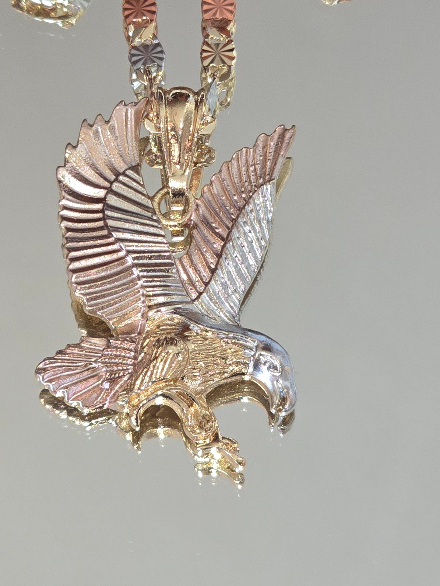 Aguila dije tres colores y cadena tres colores
